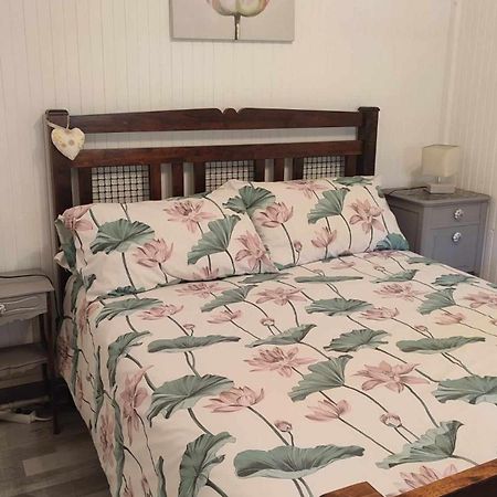 Chalet Dans La Foret....Adorable 1 Bedroom Chalet Surrounded By Woodland Pressignac Exterior photo