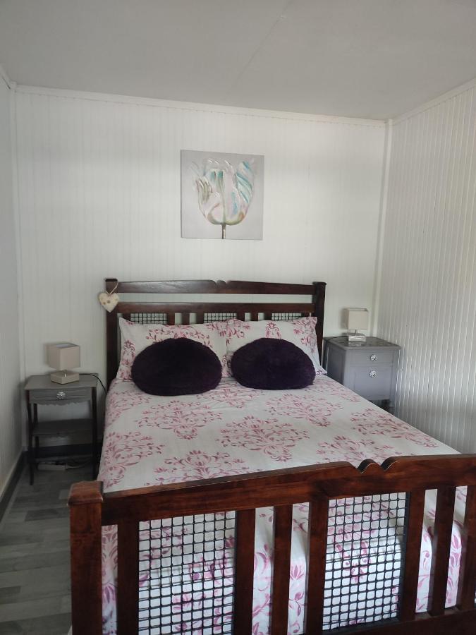 Chalet Dans La Foret....Adorable 1 Bedroom Chalet Surrounded By Woodland Pressignac Exterior photo
